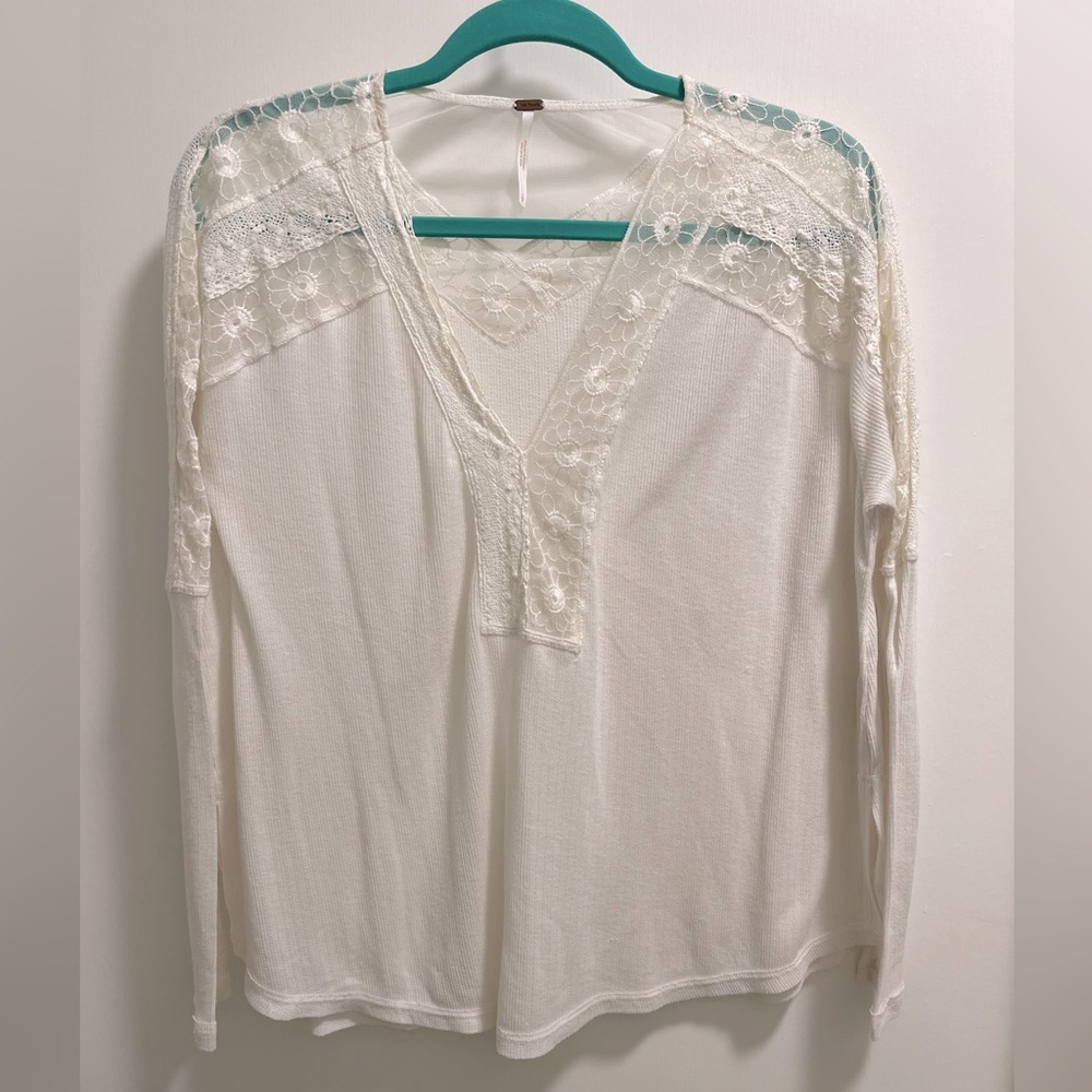 Free People. Good condition, small discoloration on bottom (3rd pic)could bleach